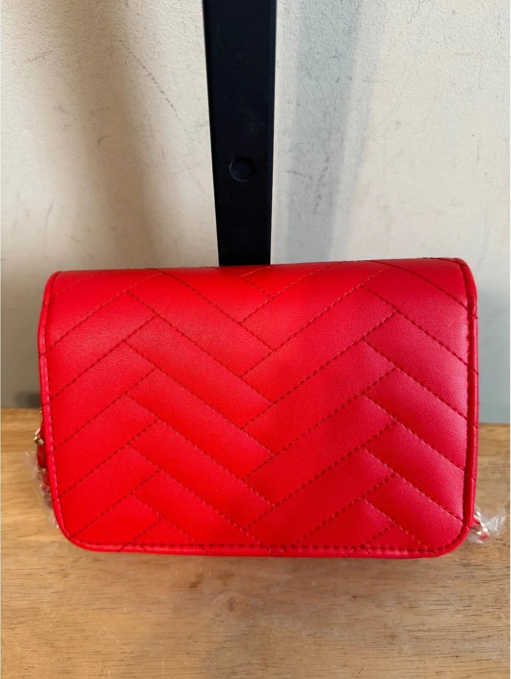 Bebe this red